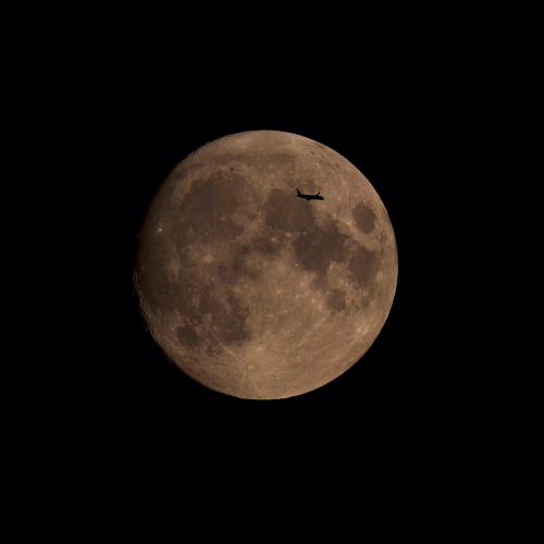 Vliegtuig vliegt voor de maan